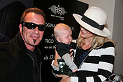 Sarah Kerns Baby Romeo-Noel ist ganz in Rock Star Baby eingekleidet (Foto: Martin Schmitz)